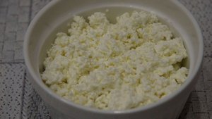 Творог из кефира в домашних условиях - простой и быстрый рецепт.