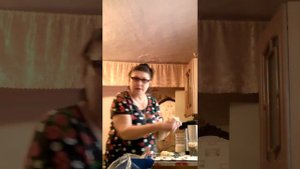 Бабушка печет торты и пирожки