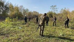 Как падать с автоматом калашникова (занимать положение для стрельбы лежа), тренировка призывников