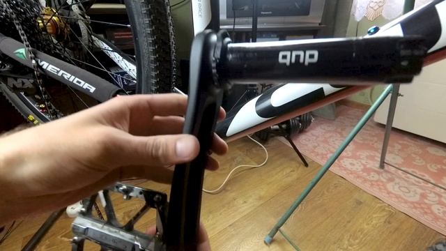 КАК УСТАНОВИТЬ КАРЕТКУ DUB И ШАТУНЫ SRAM SX(DUB Bottom Bracket & Crankset Installation)| КИТАЙ ВЕЛИ смотреть онлайн