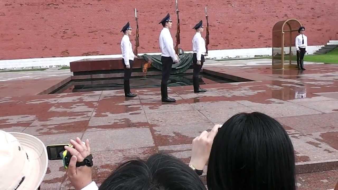 Смена почетного караула у Вечного огня на Красной площади в Москве смотреть онлайн