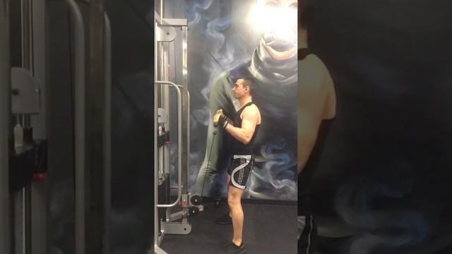 Бицепс на блоке, ладошками вниз смотреть онлайн