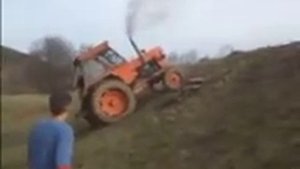 Перевернулся на тракторе.