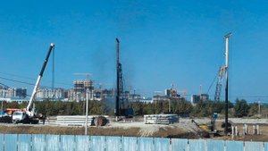 Краснодар. Дворец самбо. Строительство. Забивка свай трубчатым дизель-молотом