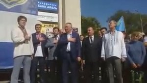 Вместе со школьниками Гимн Украины поют и представители власти