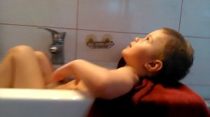 Мою ноги ? Малыш решил сам себя помыть ? купается в раковине.