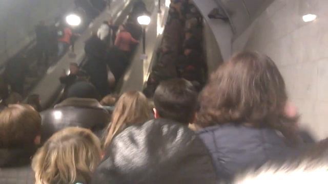 Петроградская. Остановка эскалатора. Толпа смотреть онлайн