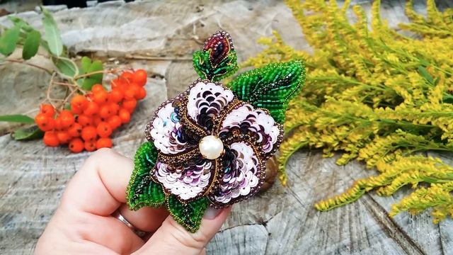 Брошь из бисера и пайеток ЦВЕТОК МК ОБЗОР смотреть онлайн