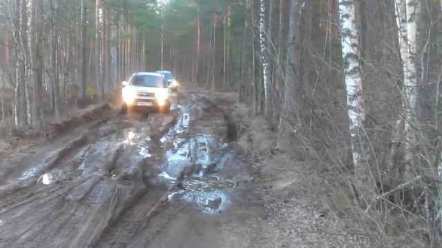 Хендай СантаФе по грязной колее