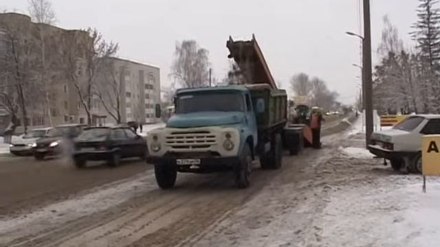 Коммунальщики занимались уборкой снега. Ноябрь 2011 год.