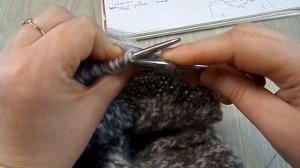 Плечевой скос и вырез горловины поворотными рядами без отрыва нити. Вязание спицами.