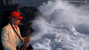 Играет одинокий саксофон