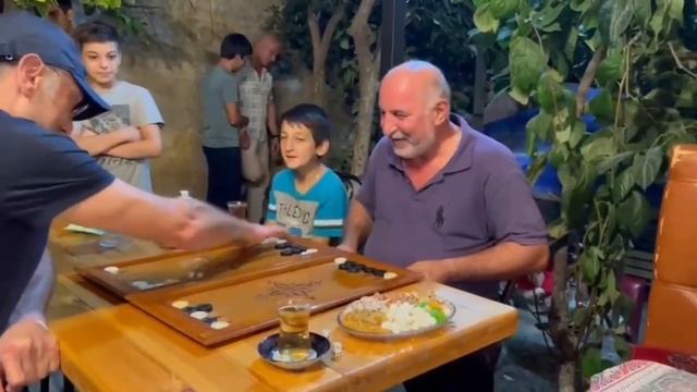 Сулейман Керимов в дербентской чайхане
