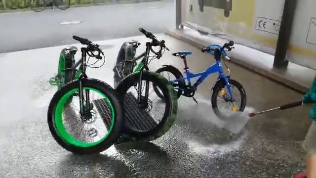 Абдулкаримовы. Моем велосипеды на мойке. смотреть онлайн