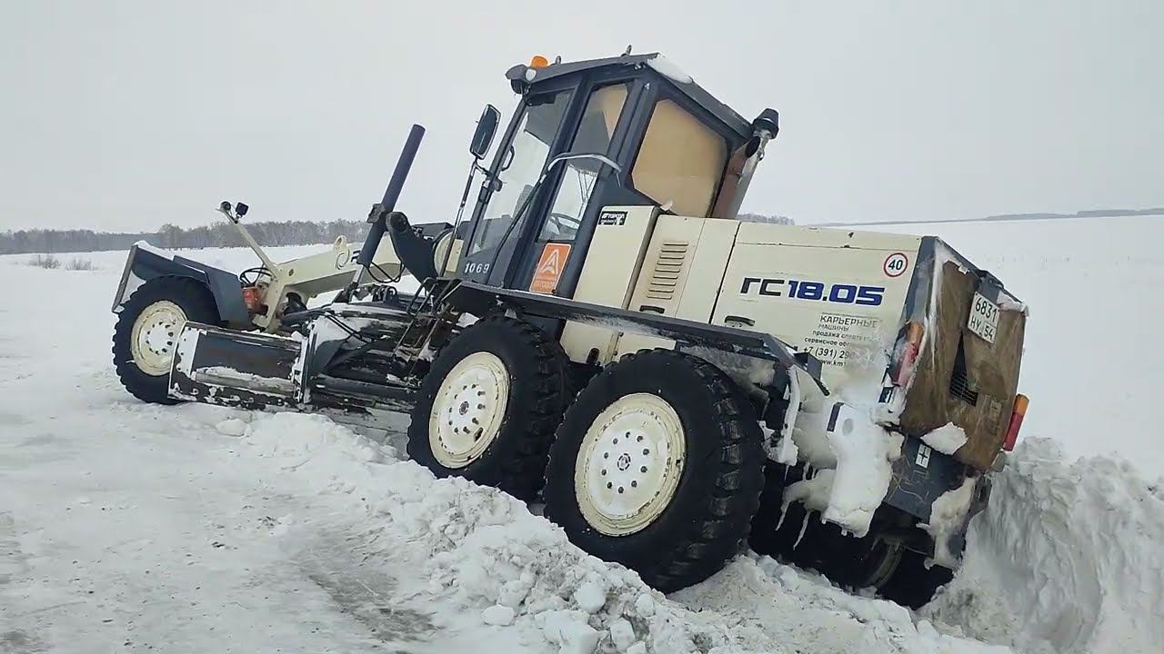 Неудачи дорожников.Грейдер слетел с трассы. смотреть онлайн