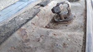 Петля замка багажника меняем