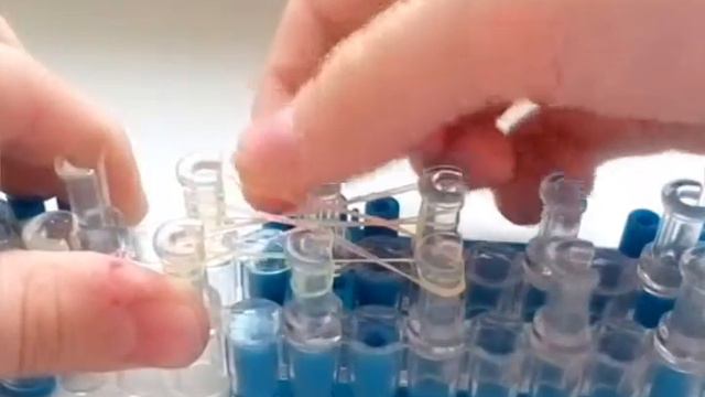 Брелок ЦВЕТОК из резинок на станке