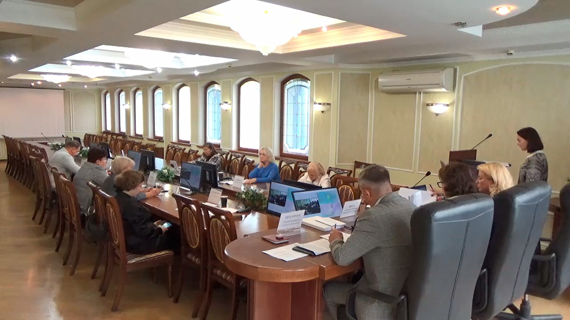 Мужчина за рулем автомобиля. Подросток за рулем. Лишен е. Гернет. Гернет ледяные лишаи.