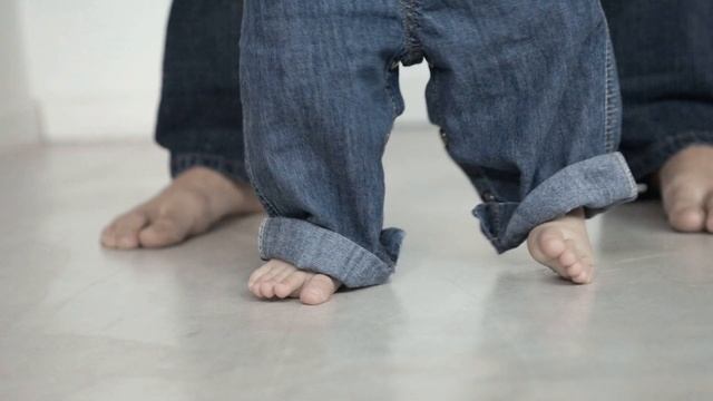 РЕБЕНОК ХОДИТ НА НОСОЧКАХ | На что обратить внимание при ходьбе ребенка смотреть онлайн