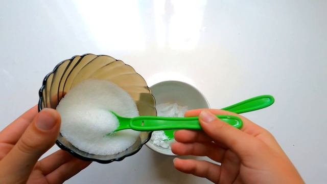 Как сделать слайм из крахмала и лака для волос / Масса для лепки своими руками / Хендгам из муки