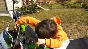 приучаем к эндуро с малого возраста - заводим мотоцикл