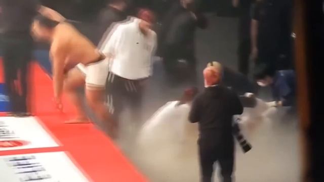 CAPOEIRA X TAEKWONDO - ENFIOU A CABEÇA NO CONCRETO смотреть онлайн