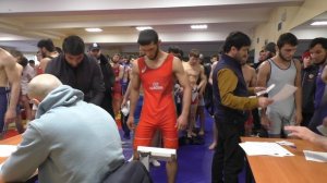 Взвешивание борцов до 65 кг.