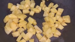 Говядина в горшочках томленая с овощами.