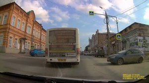 В центре Сызрани водитель бежал за укатившейся машиной под ошарашенные взгляды прохожих