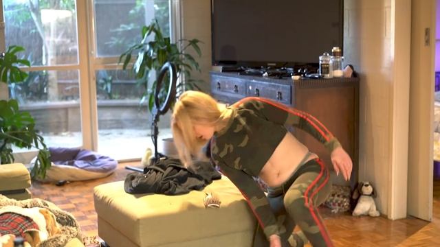 Charlie Forde tries to get ready with only her feet смотреть онлайн