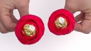 Цветок из гофрированной бумаги с конфетой своими руками Бумажные цветы / DIY РУКОДЕЛИЕ поделки