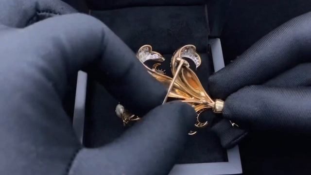 Золотая брошь с бриллиантами , рубинами, изумрудами и жемчугом смотреть онлайн