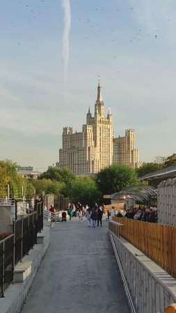 Москва. Посмотрите, какой красивый вид из зоопарка на Сталинскую высотку.