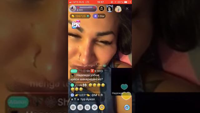 Qiz qalin oq suyuqlik bilan cums