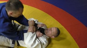 Вариант  срыва захвата за отворот двумя руками и выхода на удушение из положения в защите на спине.