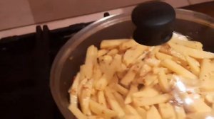 я готовлю. жареная картошка с луком и морковкой