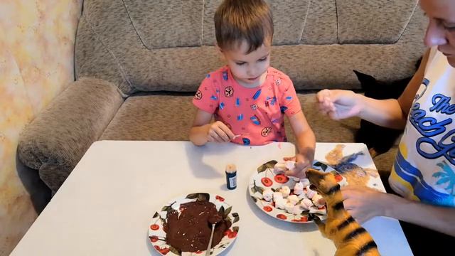 VLOG: Андрейка с динозавром Рексом готовят шашлыки из МАРШМЕЛЛОУ (Зефир ) в шоколаде. смотреть онлайн