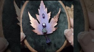 Брошь из меди и листа клена с фианитами, украшения из листьев