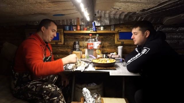 СТРАШНАЯ Ночёвка в лесной избе в тайге / Волки подошли очень близко к избе / Готовим в избе день #2
