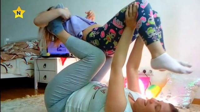 Йога челлендж на двоих Ника с мамой делают парные позы йоги смотреть онлайн