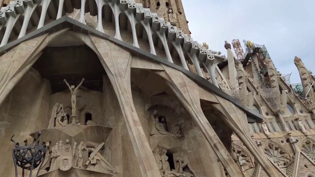 Саграда Фамилия со всех сторон/Sagrada Familia view from all sides