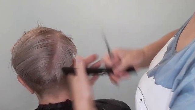 Короткая женская стрижка с выстриженным затылком.
