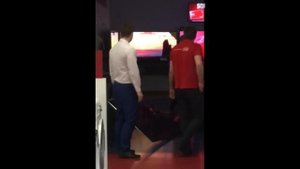 ПСИХ РАЗБИЛ ТЕЛЕВИЗОРЫ В МАГАЗИНЕ ДНС г.ТОМСКА. Весеннее обострение или просто алкаш.
