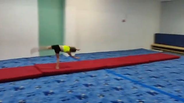 Акробатика.Рондат, сальто назад. смотреть онлайн