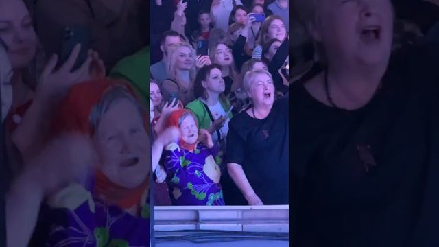 Бабуля из    Сыктывкара   отжигает  на  концерте  певца  Сергея  Лазарева