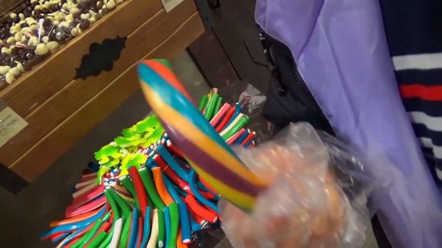 Такого вы еще не видели. Конфеты в бочках. Конфеты на Хэллоуин. Гигантские бочки с конфетами смотреть онлайн