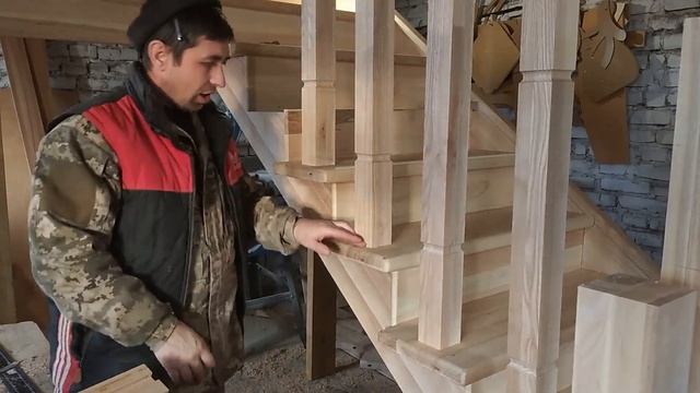 Сделал на века.Отличное решение крепить ступени на болты изготовление лестницы из массива ясеня №5. смотреть онлайн