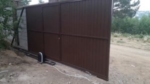 Откатные ворота с калиткой внутри. Изумрудный