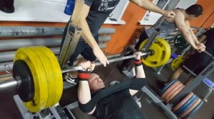 Качаем грудные мышцы в тренажерном зале.