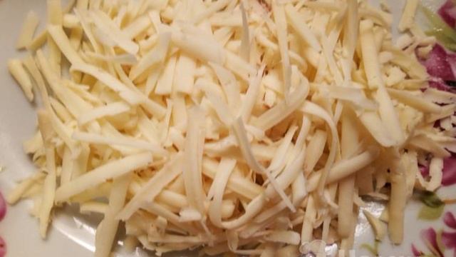 Нежные слойки с сосисками и сыром на сковороде